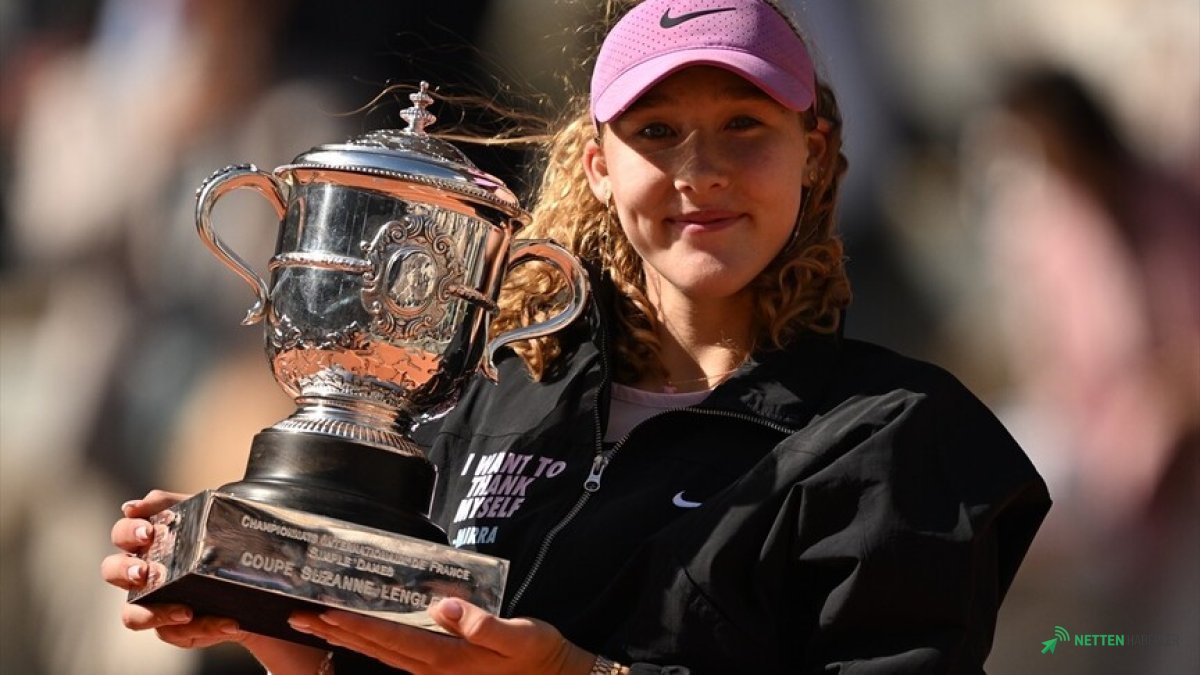 Roland Garros'ta Tarihi An: Genç Yıldız Mirra Andreeva Şampiyonluk Kupası'nı Kaldırdı!