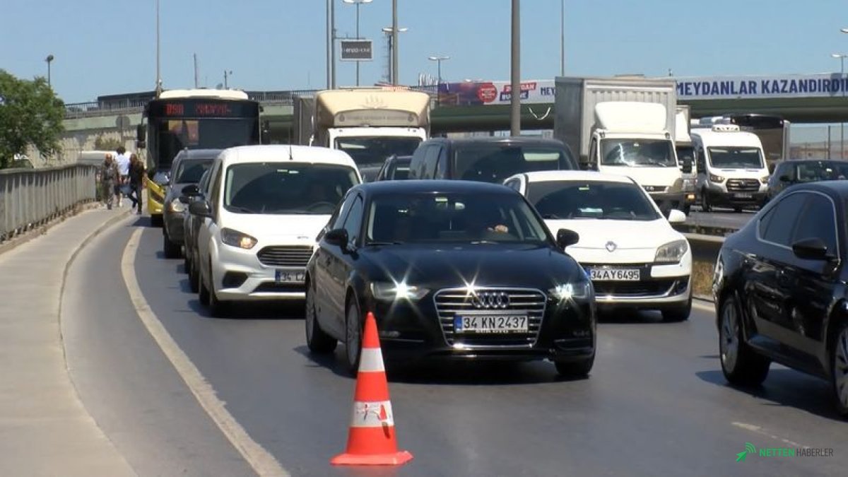D-100 Hattı Alevlere Teslim! Tahliye Edilen Bitişik Nizam Yapıdan Yükselen Dumanlar Trafiği Felç Etti