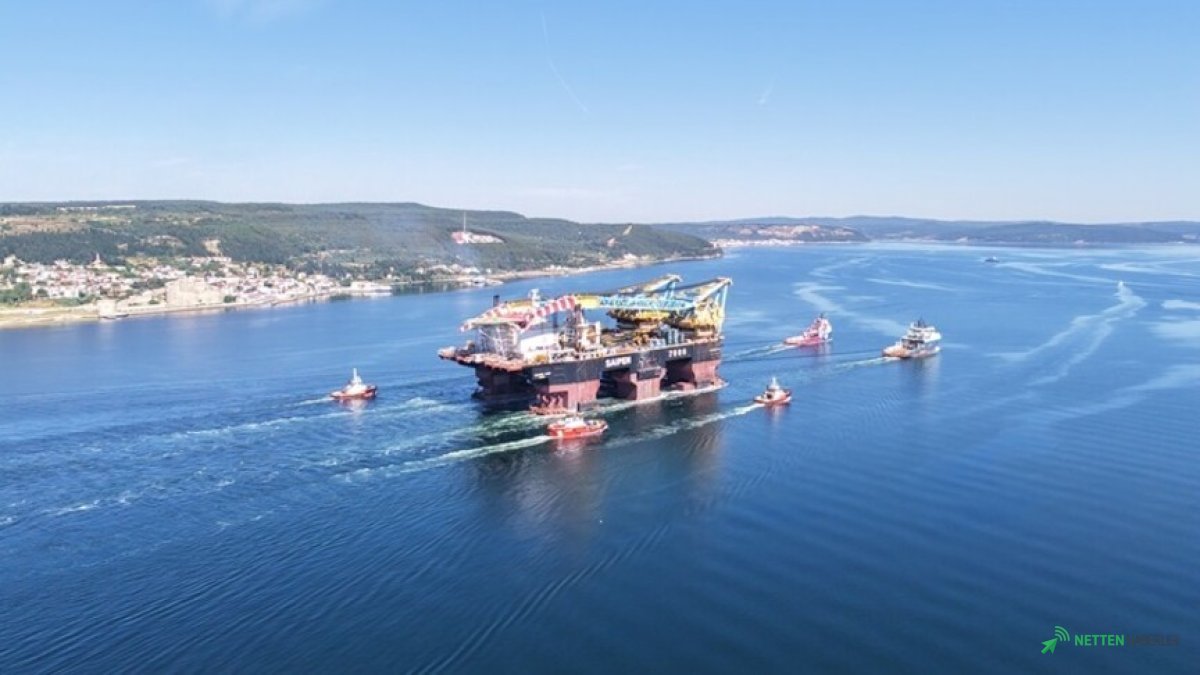 Tarihi Geçiş: Dünyanın En Dev Vinç Gemisi Çanakkale'den Sessiz Sedasız Sıyrıldı!