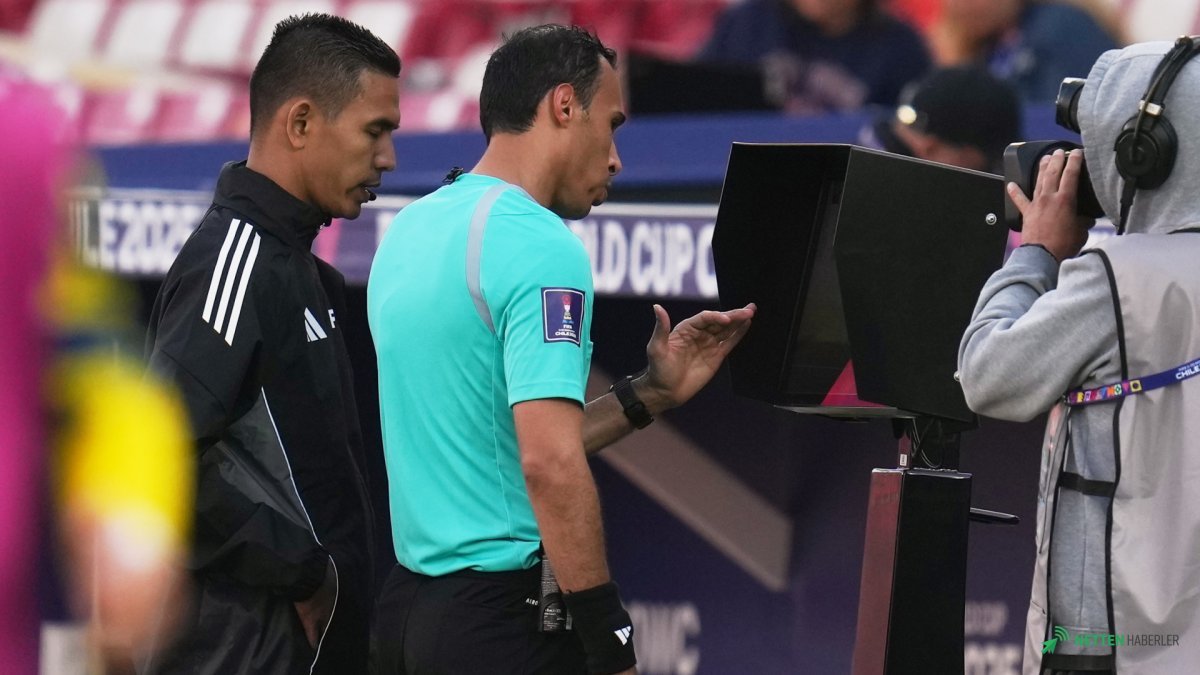 UEFA'dan Devrim Niteliğinde Adım: Futbolda Hakem Kararları Artık Şeffaf mı Olacak? İşte 'Net Çizgi'nin Detayları!