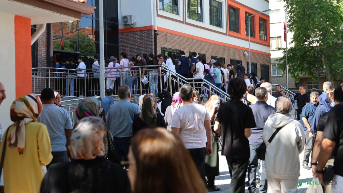 LGS Sınav Heyecanı Dorukta: Öğrenciler Sınıflarda Ter Döküyor, Veliler Dışarıda Nefes Tutuyor!