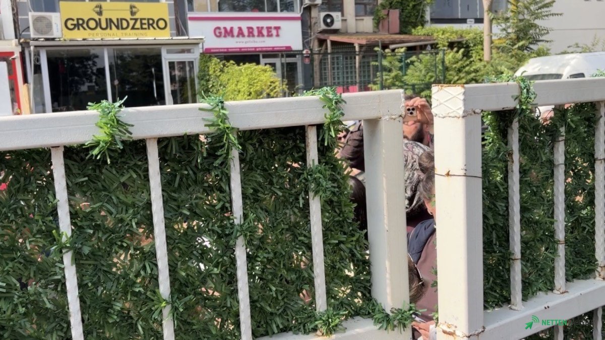 Sınav Stresi Dorukta: Okul Kapıları Dakikalarca Kapalı Kaldı, Veliler Ayakta!