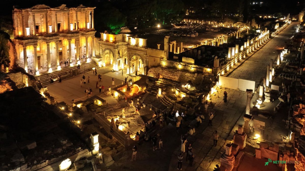 Efes Antik Kenti Tarihine Gece Dokunuşu: Işıkların Altında Büyüleyici Bir Deneyim Başladı!
