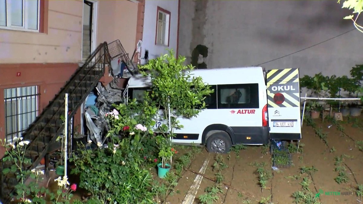 Servis Minibüsü Evin Bahçesine Böyle Uçtu! O Anlar Kamerada, 1 Can Kaybı!