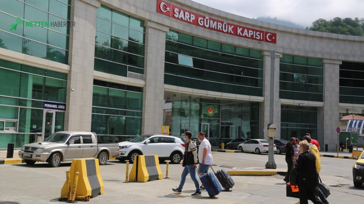 Karadeniz'in Kilidi Sarp Sınır Kapısı'nda Kurban Bayramı Rekoru: 9 Günde 185 Bini Aşkın Yolcu