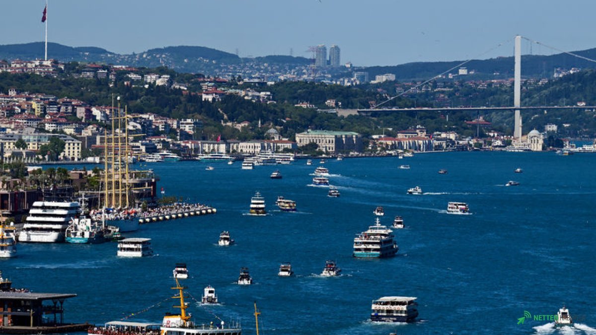 İstanbul Boğazı'nda Tarihi Anlar: Gemi Trafiği Tamamen Durduruldu! Sebebi Dudak Uçuklatıyor...
